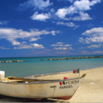 Abruzzo strand med båt